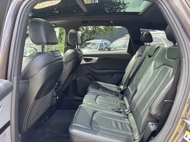 Audi Q7 view 12