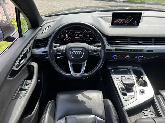 Audi Q7 view 13