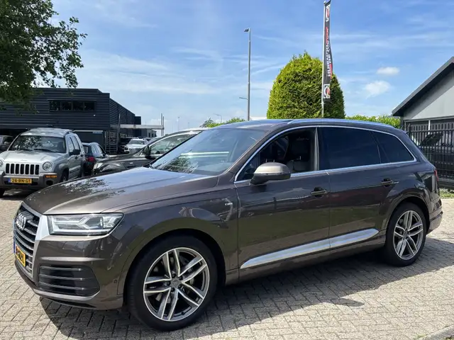 Audi Q7 view 8