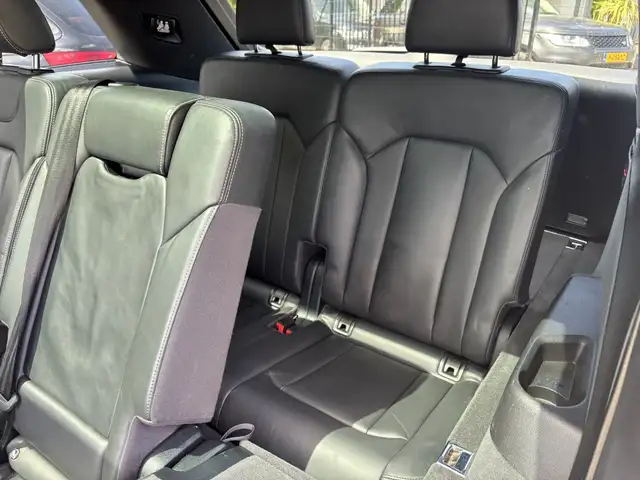 Audi Q7 view 11