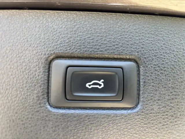 Audi Q7 view 10