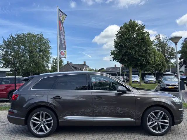 Audi Q7 view 4
