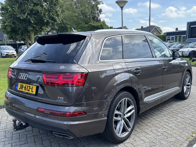 Audi Q7 view 5