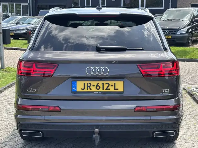 Audi Q7 view 6