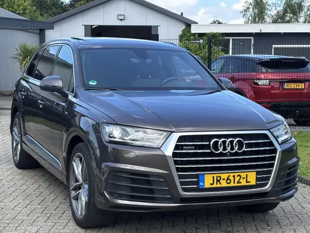 Audi Q7 view 3