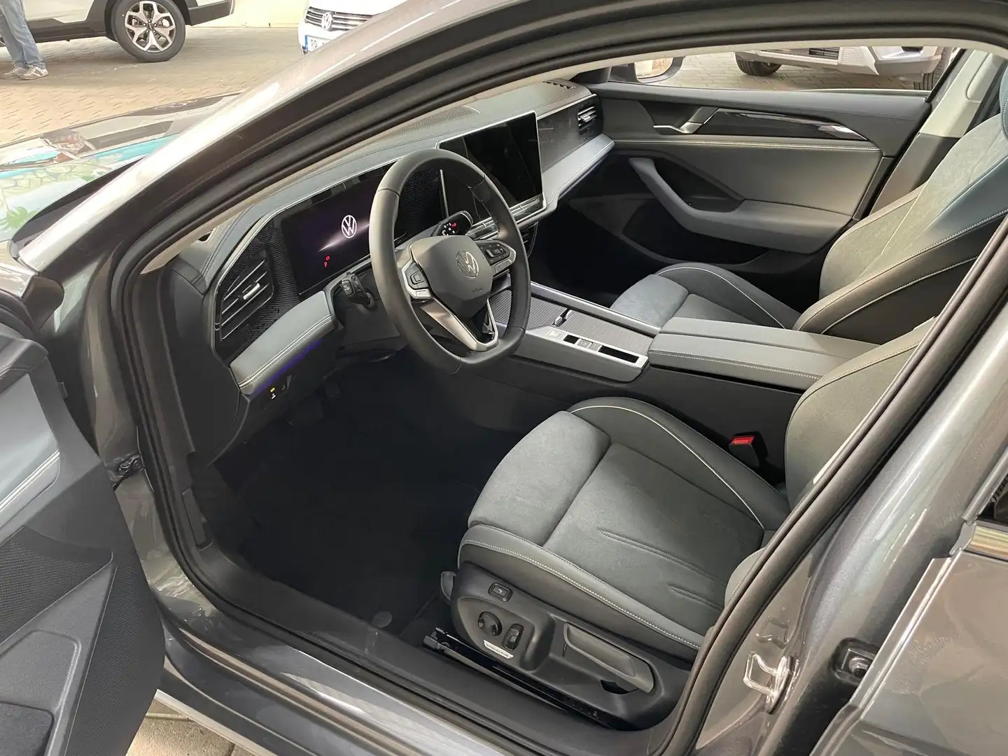 Volkswagen Passat Variant 1.5 eTSI 110 kW Business Grau - 2