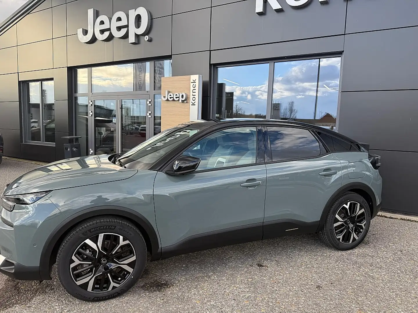 Citroen C4 e-C4 156 54kWh Max inkl. Techno + Winter Paket Grün - 2