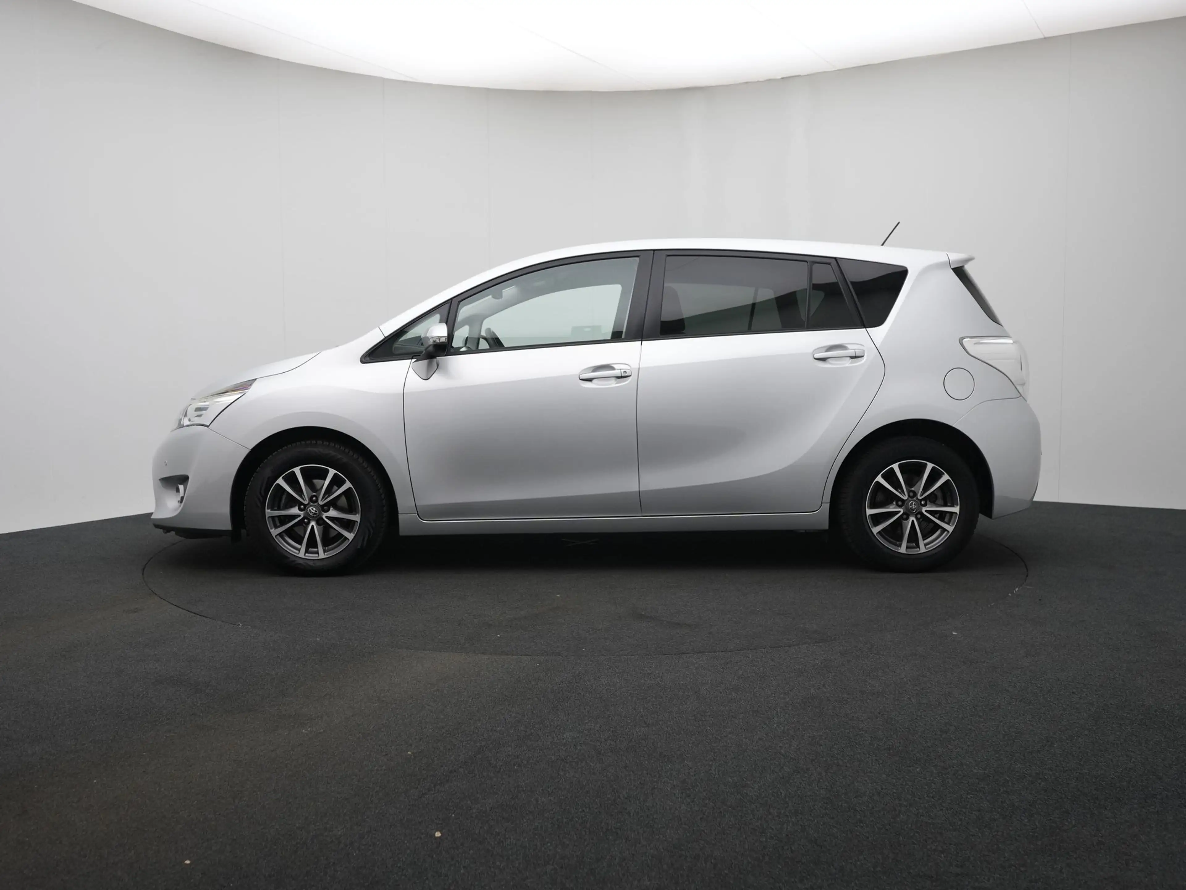 Toyota Verso 1.8 VVT-i Aspiration — photo 3