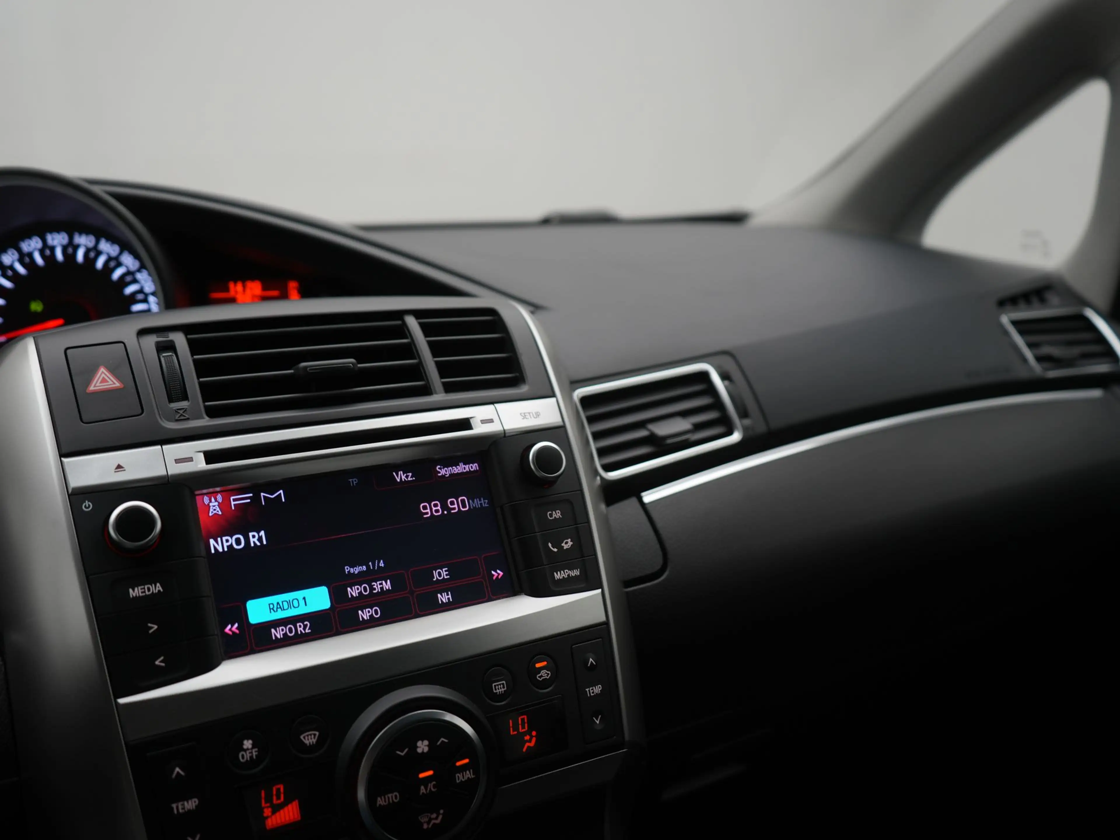 Toyota Verso 1.8 VVT-i Aspiration — photo 14