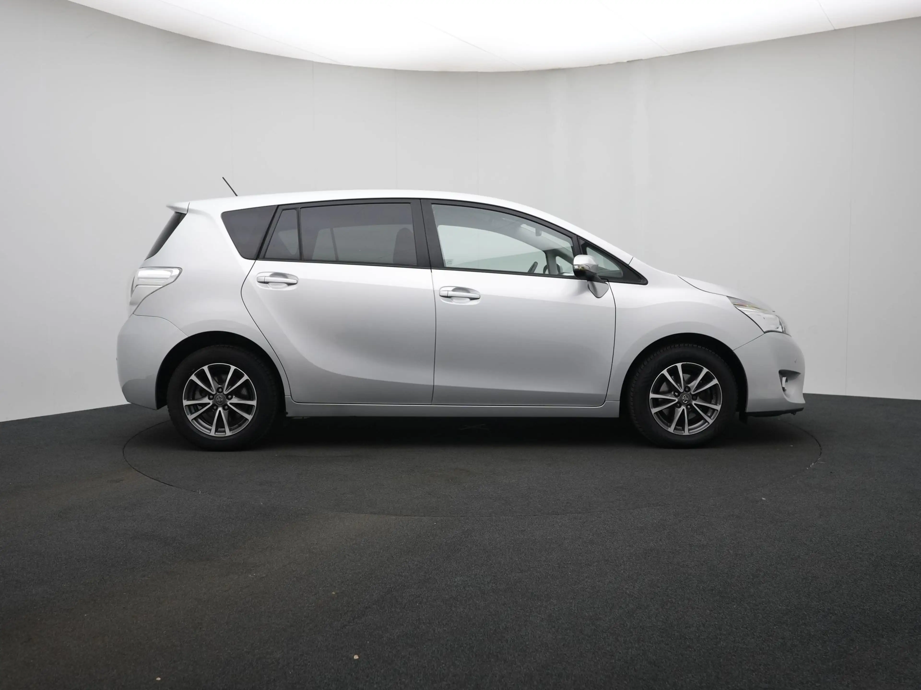 Toyota Verso 1.8 VVT-i Aspiration — photo 11