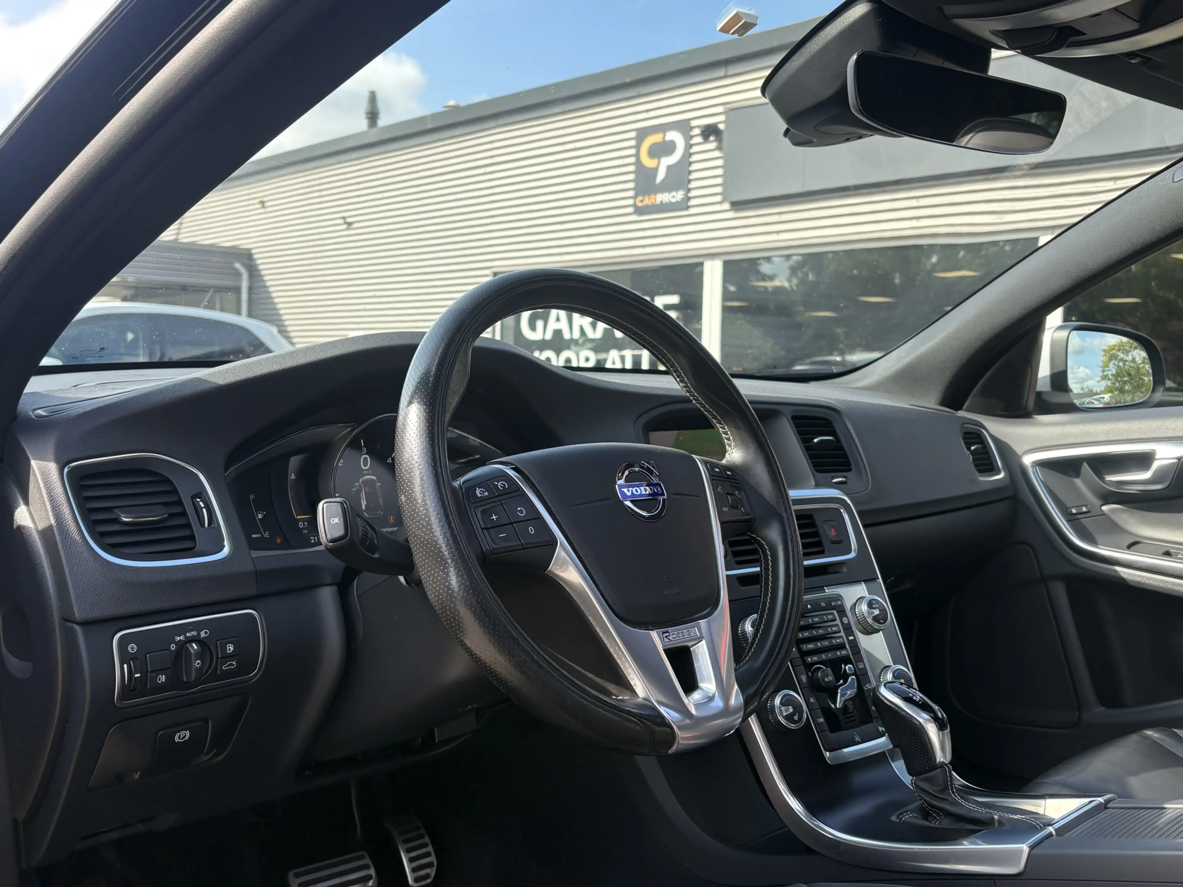 Volvo V60 2.0 D3 R-Design | Glasdak | Trekhaak | Memory | Ca — photo 2