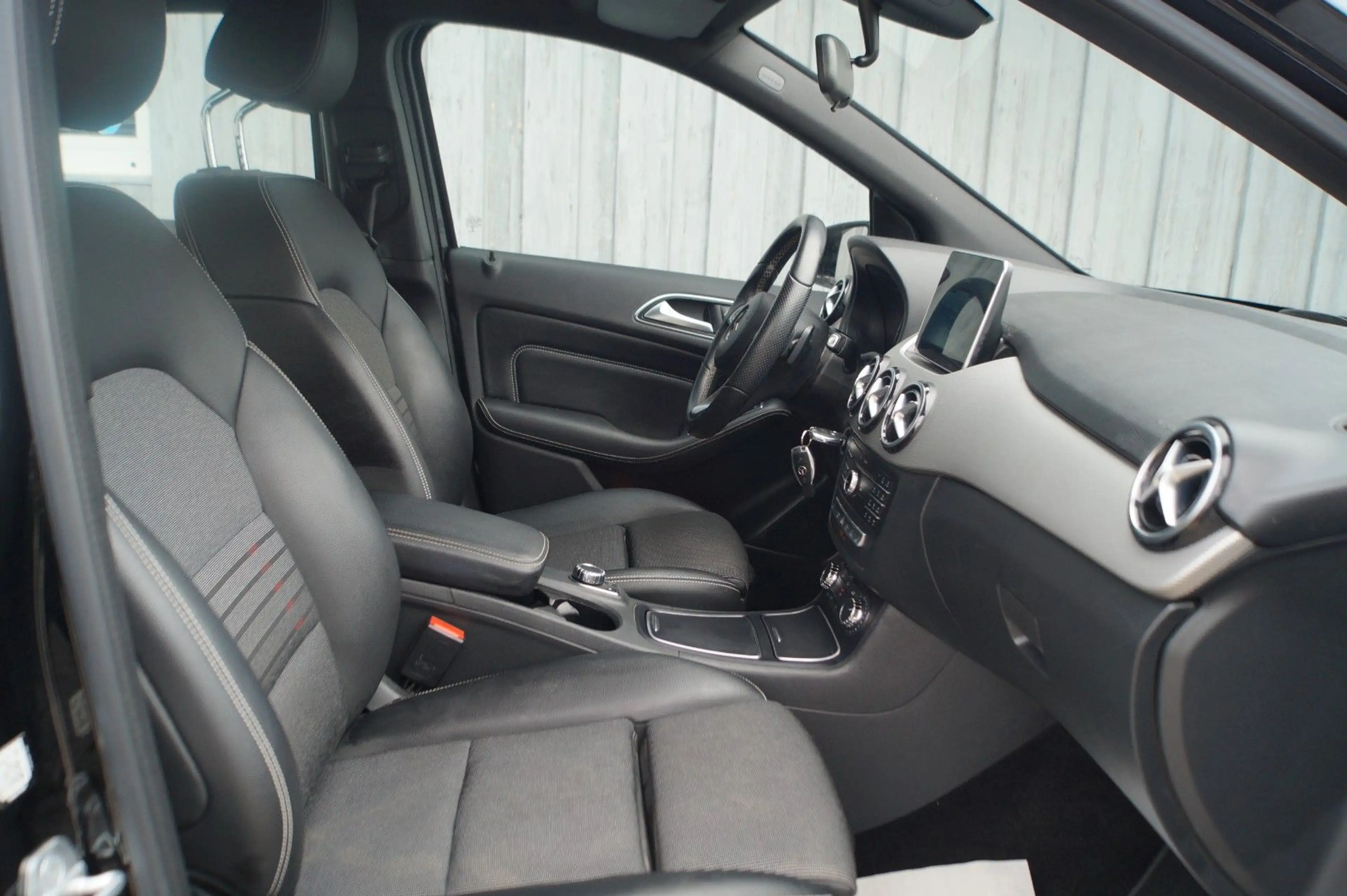 Mercedes-Benz B 180 |2.Hand|Autom.|LED|Navi|Teilleder| — photo 11