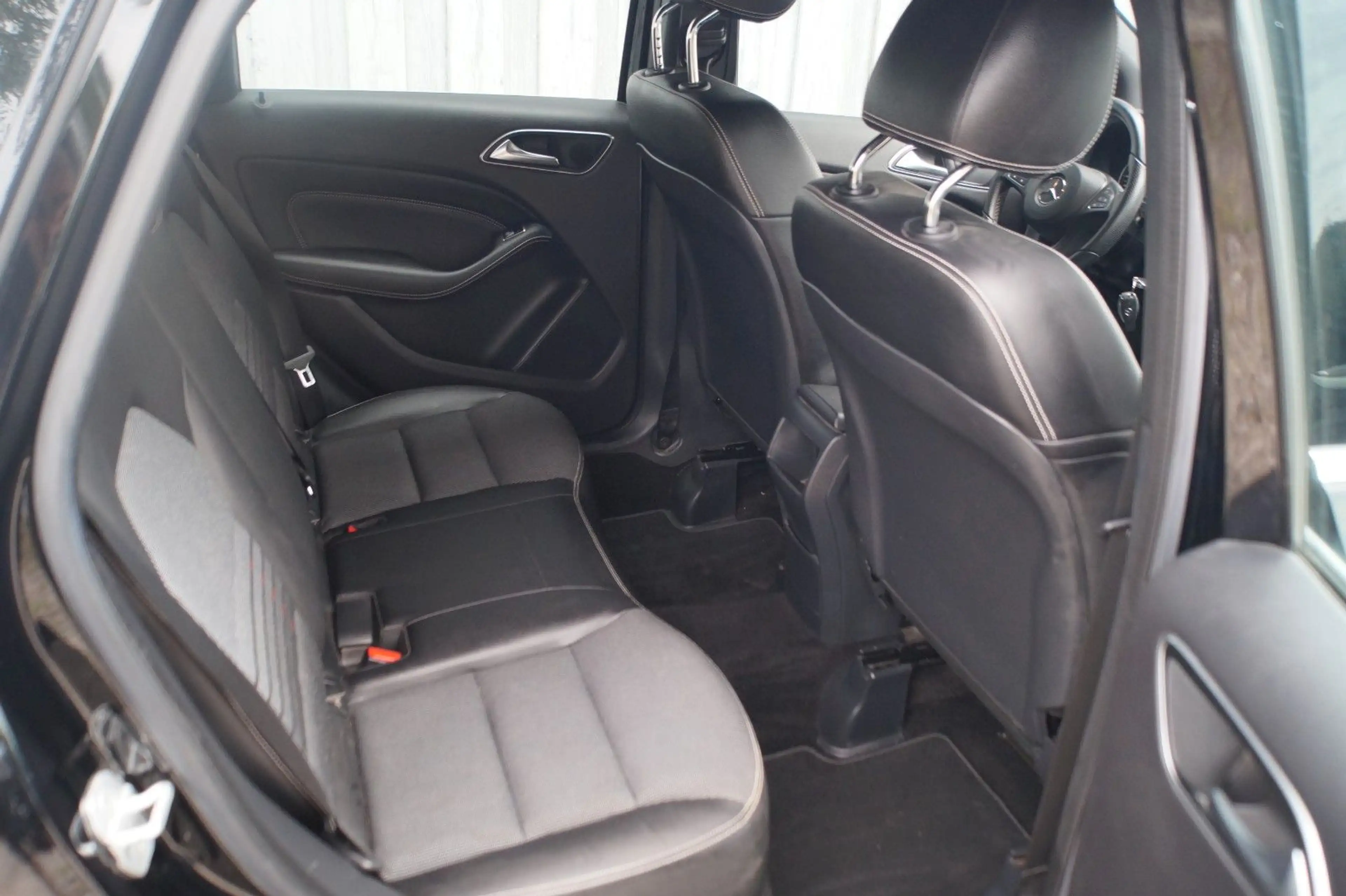 Mercedes-Benz B 180 |2.Hand|Autom.|LED|Navi|Teilleder| — photo 13