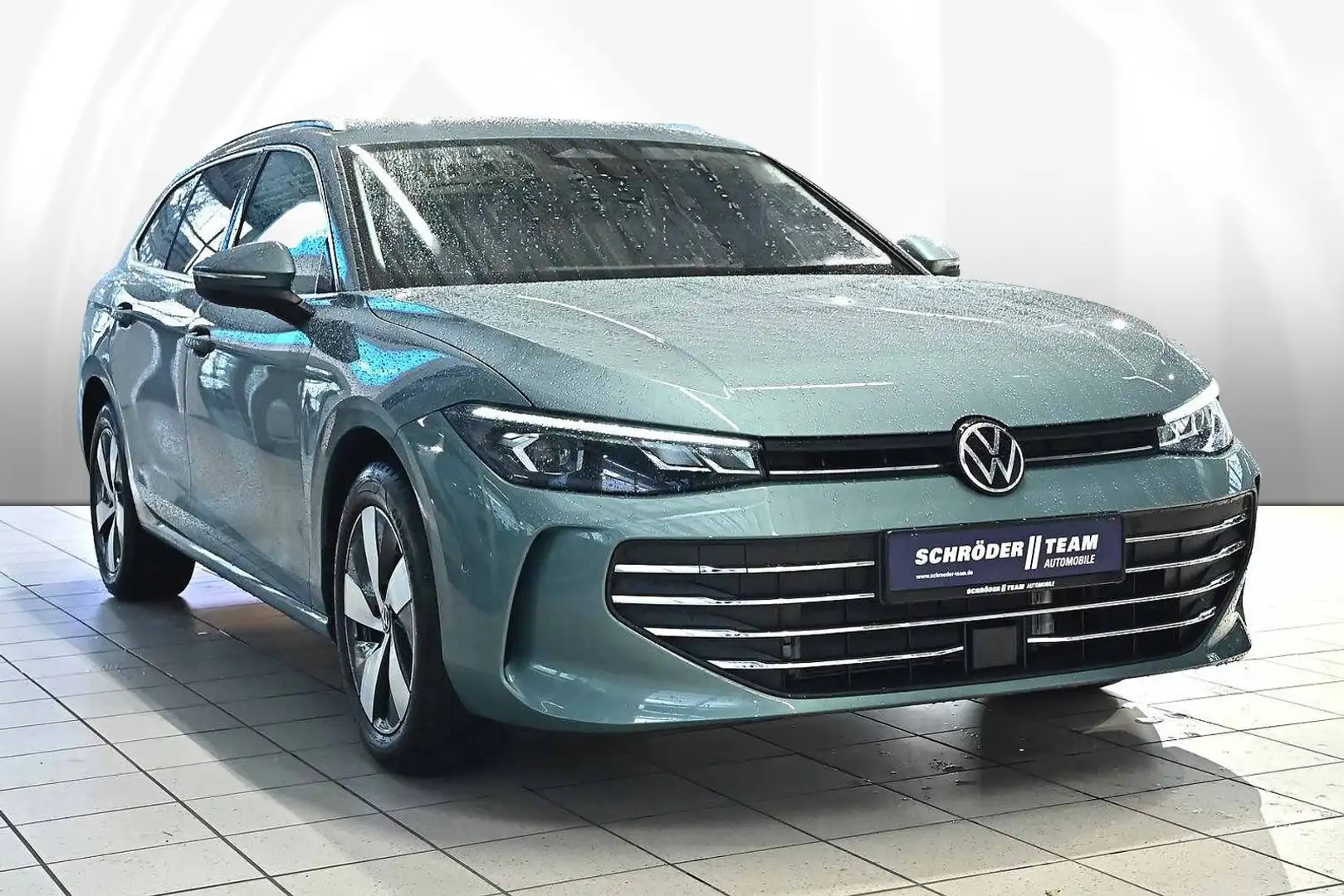 Volkswagen Passat Variant 1.5 eTSI DSG Business Grün - 2