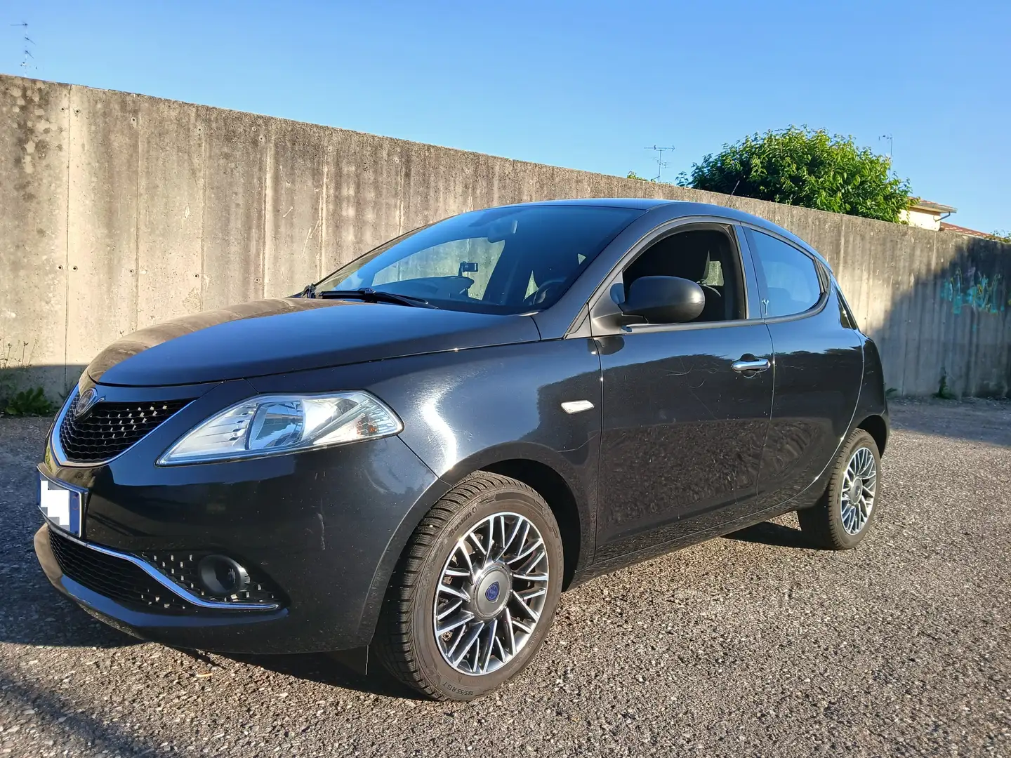 Lancia Ypsilon Ypsilon III 2015 1.2 Silver 69cv Černá - 1