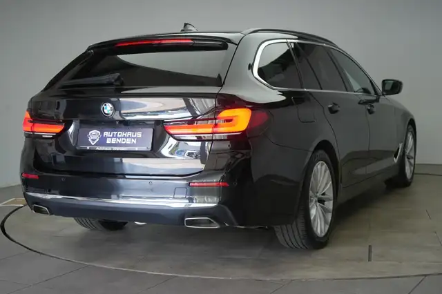 BMW 5 Series view 4