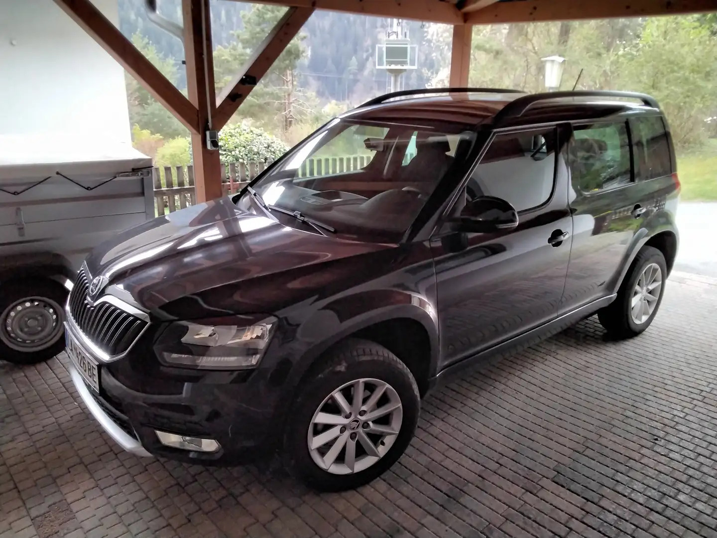 Skoda Yeti Yeti 2,0 TDI SCR 4x4 Active Active Schwarz - 1
