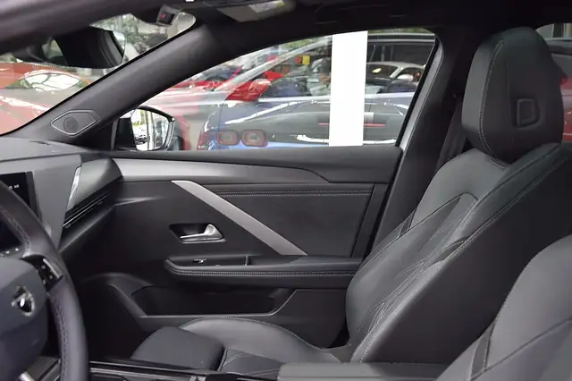Opel Astra view 5