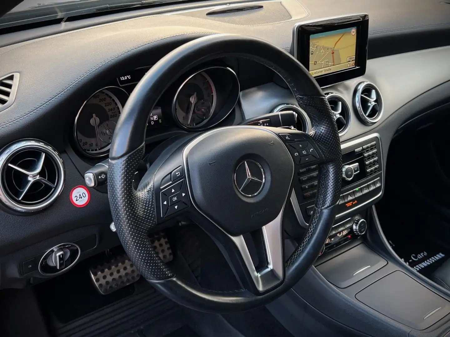 Mercedes-Benz GLA 250 4M*1.HD*DISTR+*KAMERA*H&K*LEDER*STANDHZ. Schwarz - 2