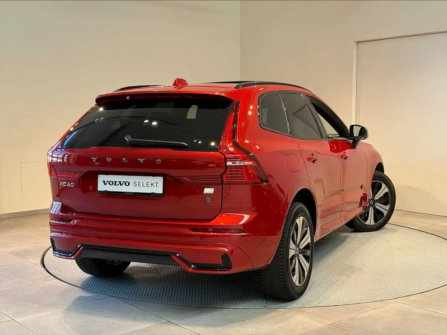 Volvo XC60 II T8 AWD Plug-in Hybrid Plus Dark Rood - 2