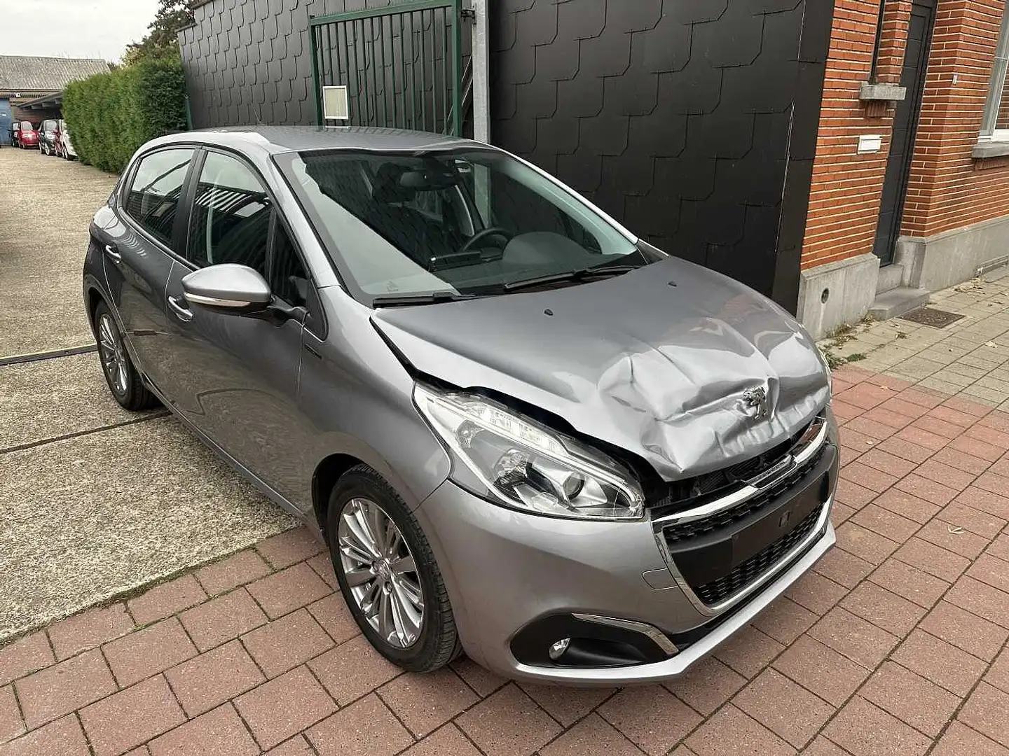 Peugeot 208 1.2 I MET 75DKM EDITION HANDELAARS & EXPORT Grijs - 2