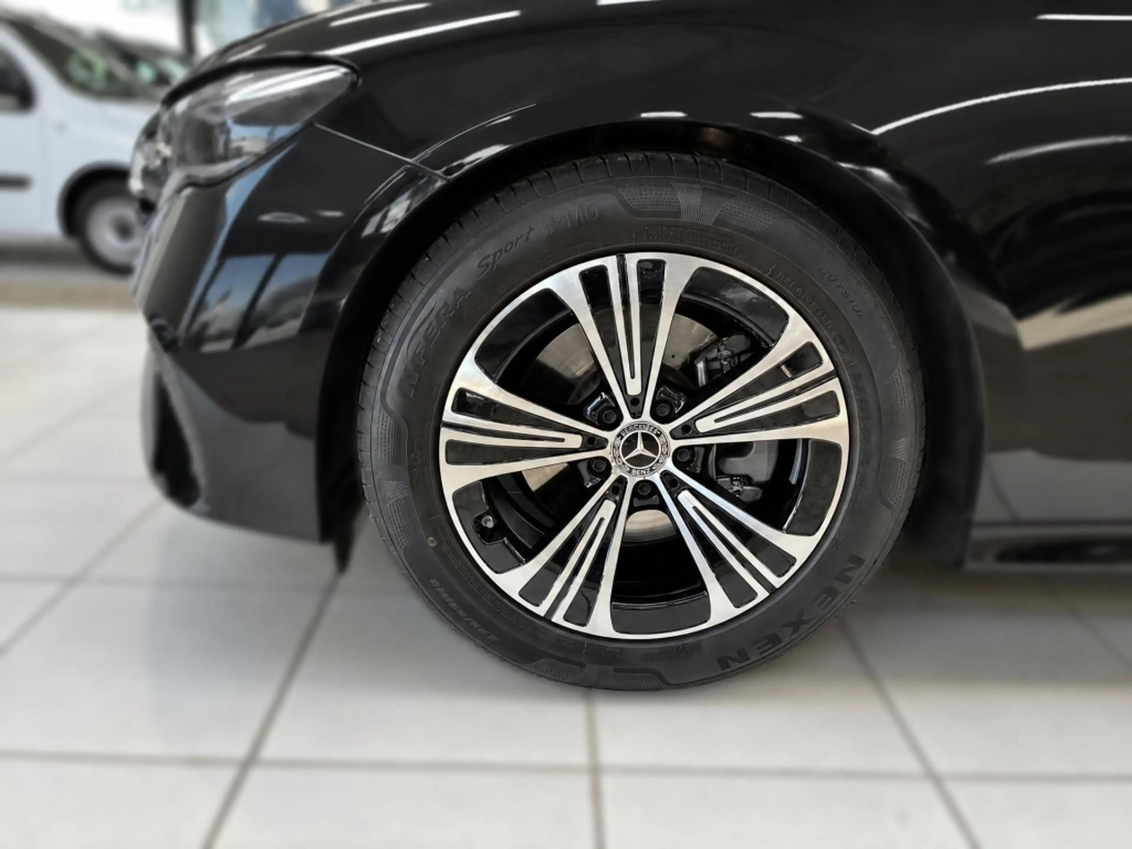 Mercedes-Benz E 220 d AVANTGARDE AHK DISTRONIC LEDER-ARTICO — photo 6