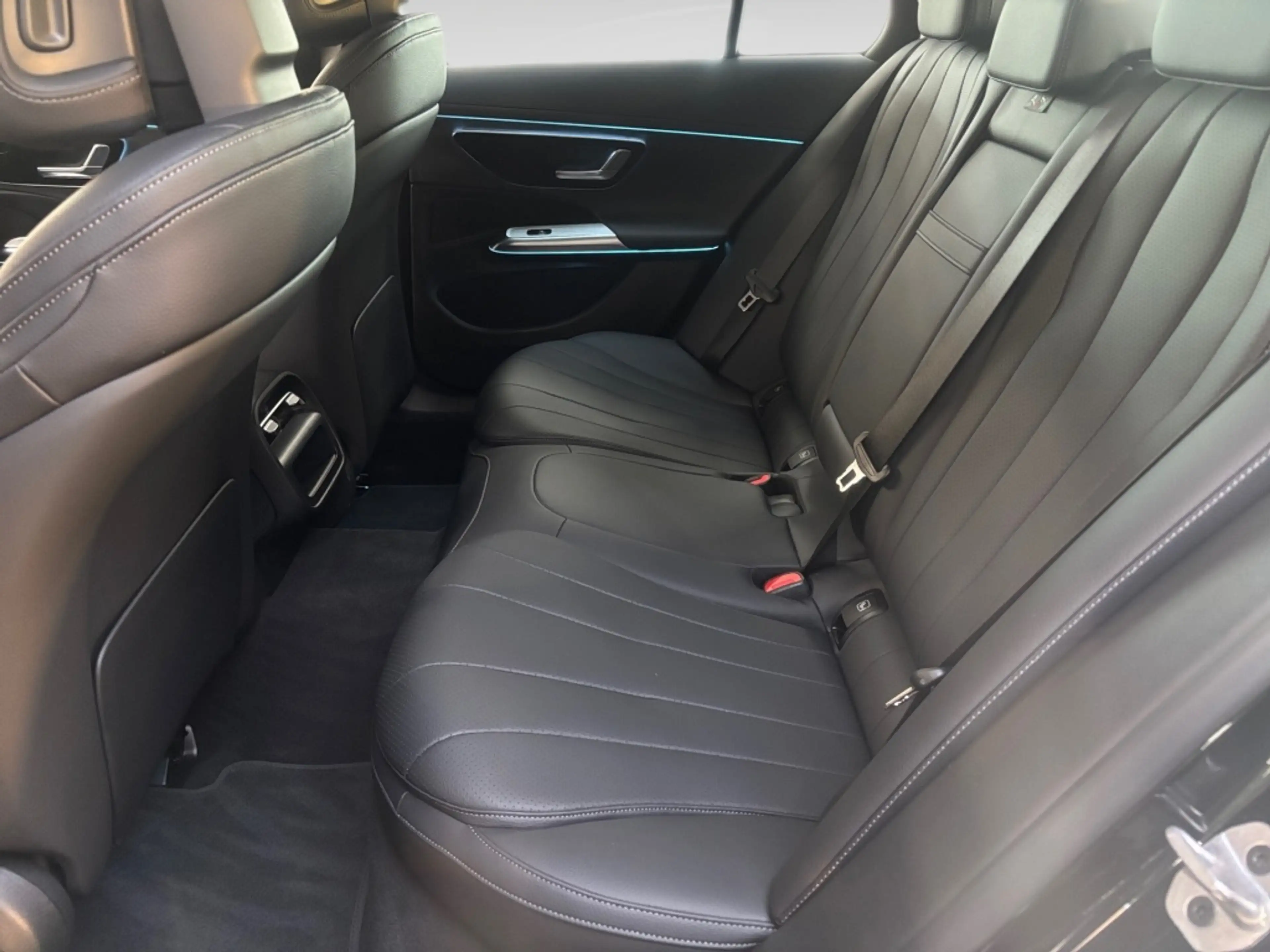 Mercedes-Benz E 220 d AVANTGARDE AHK DISTRONIC LEDER-ARTICO — photo 10