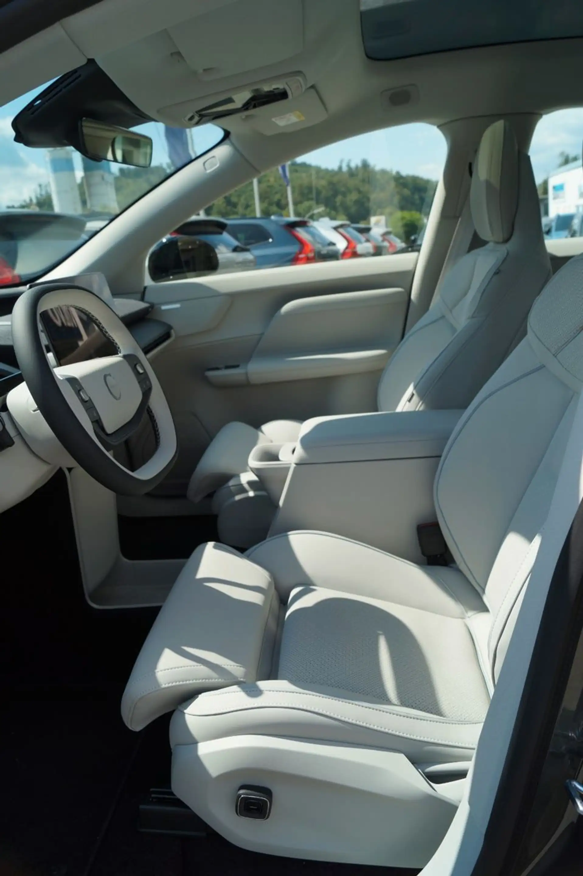 Volvo EX60 P10 AWD electric Ultra Aut/AHK/PilotAss/22" — photo 6