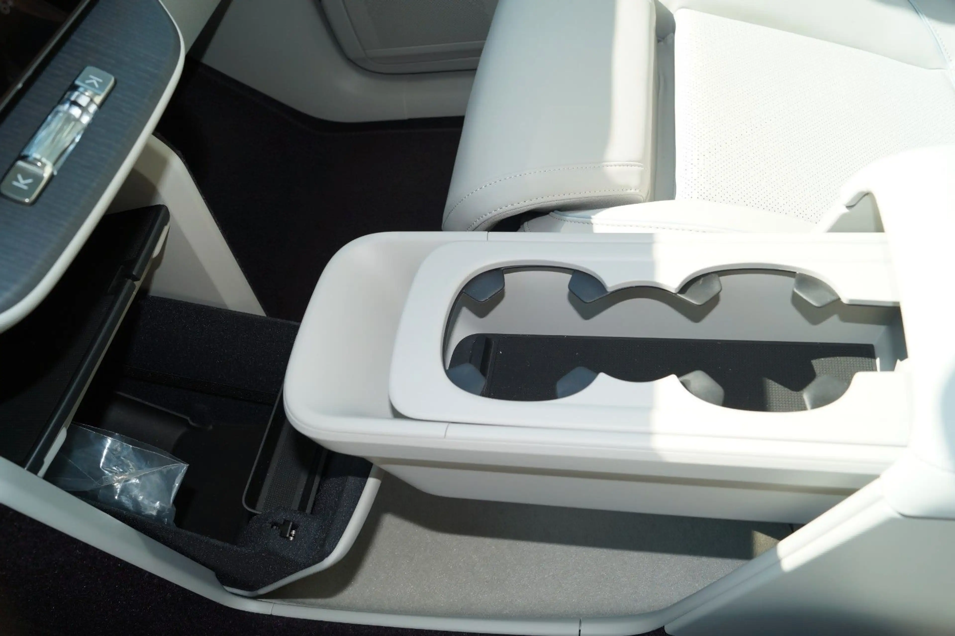 Volvo EX60 P10 AWD electric Ultra Aut/AHK/PilotAss/22" — photo 9