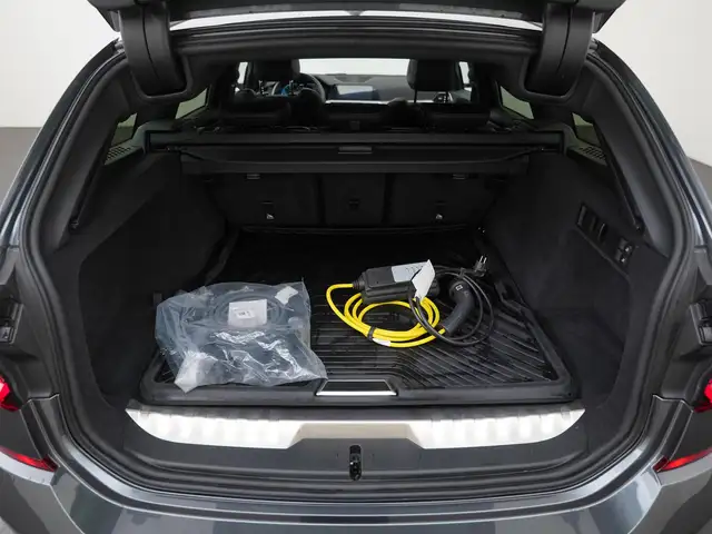 BMW 3 Series view 22