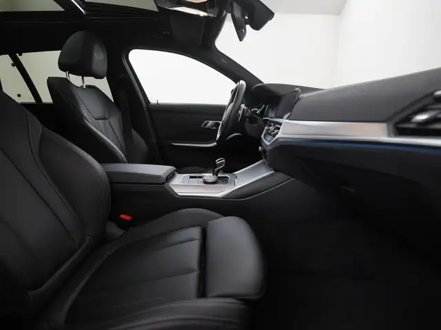 BMW 3 Series view 3