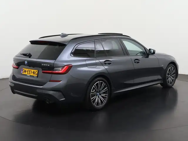 BMW 3 Series view 4