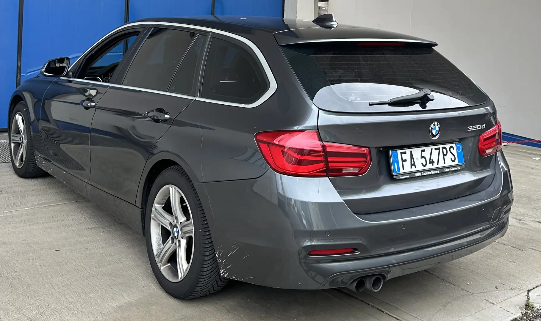 BMW 320 320d Touring Business Advantage auto - 1