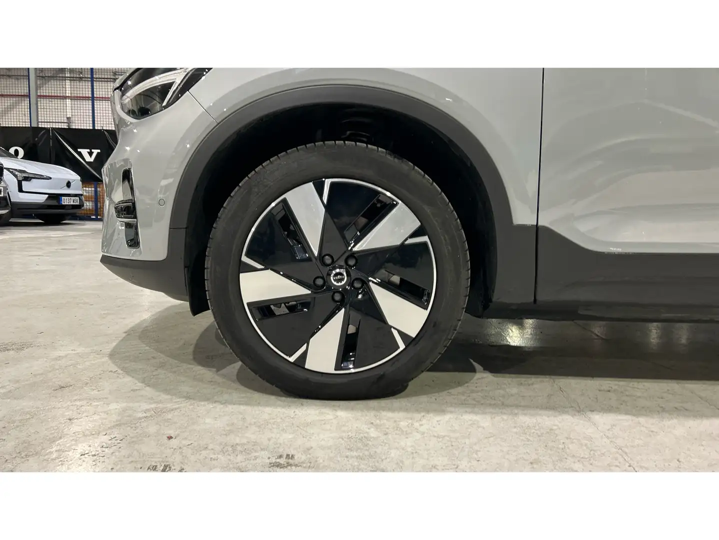 Volvo EX40 Recharge Single Plus Aut. Biały - 2