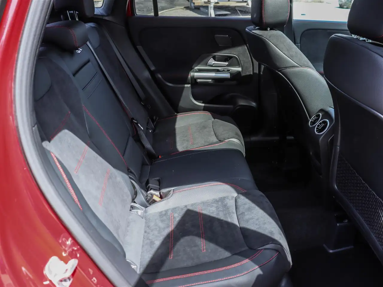 Mercedes-Benz GLA снимка Mercedes-Benz GLA