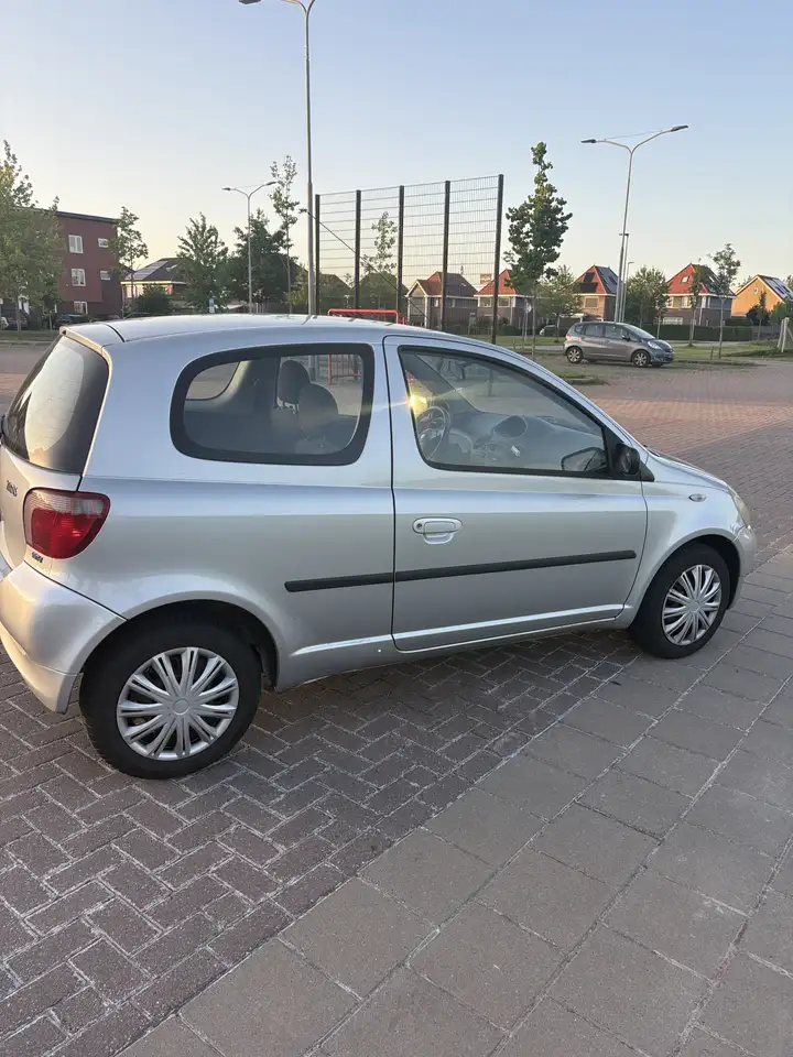 Toyota Yaris 1.3-16V VVT-i Luna, foto 2