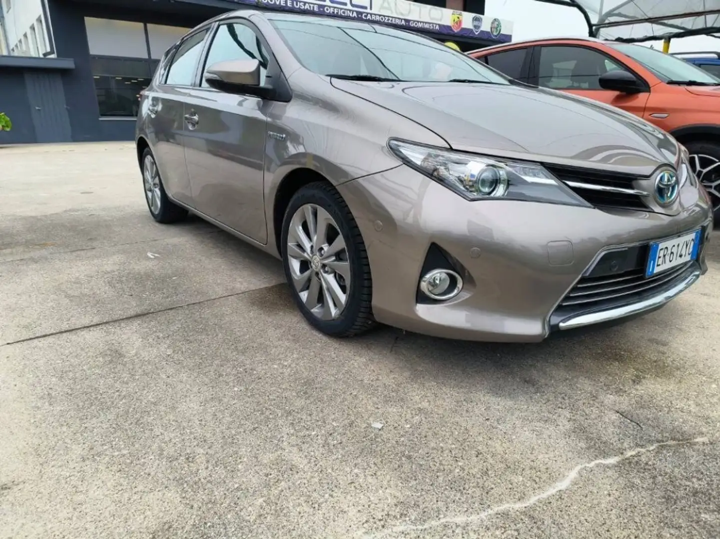 Toyota Auris 1.8h Active eco 5p Oro - 1