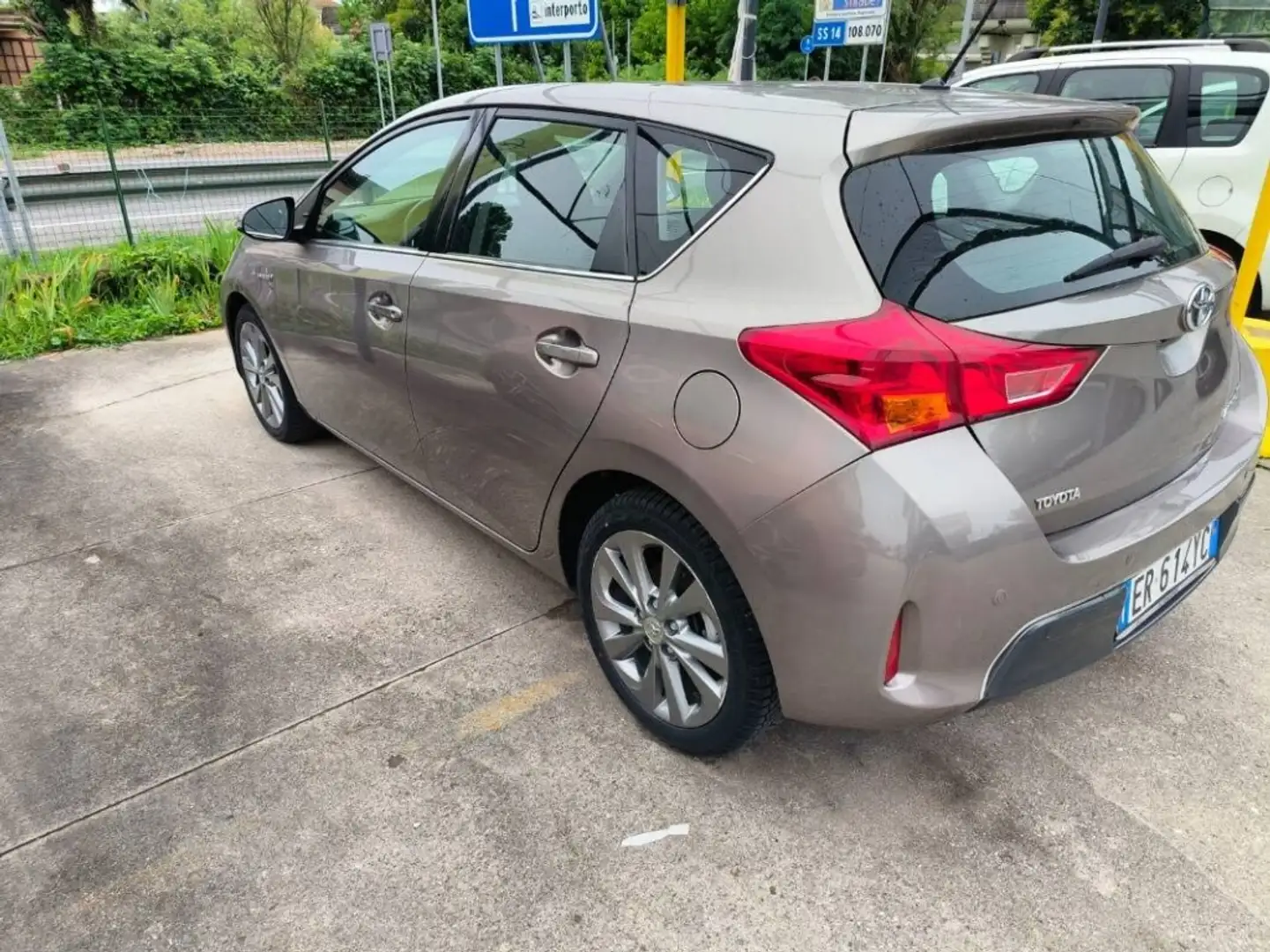 Toyota Auris 1.8h Active eco 5p Oro - 2