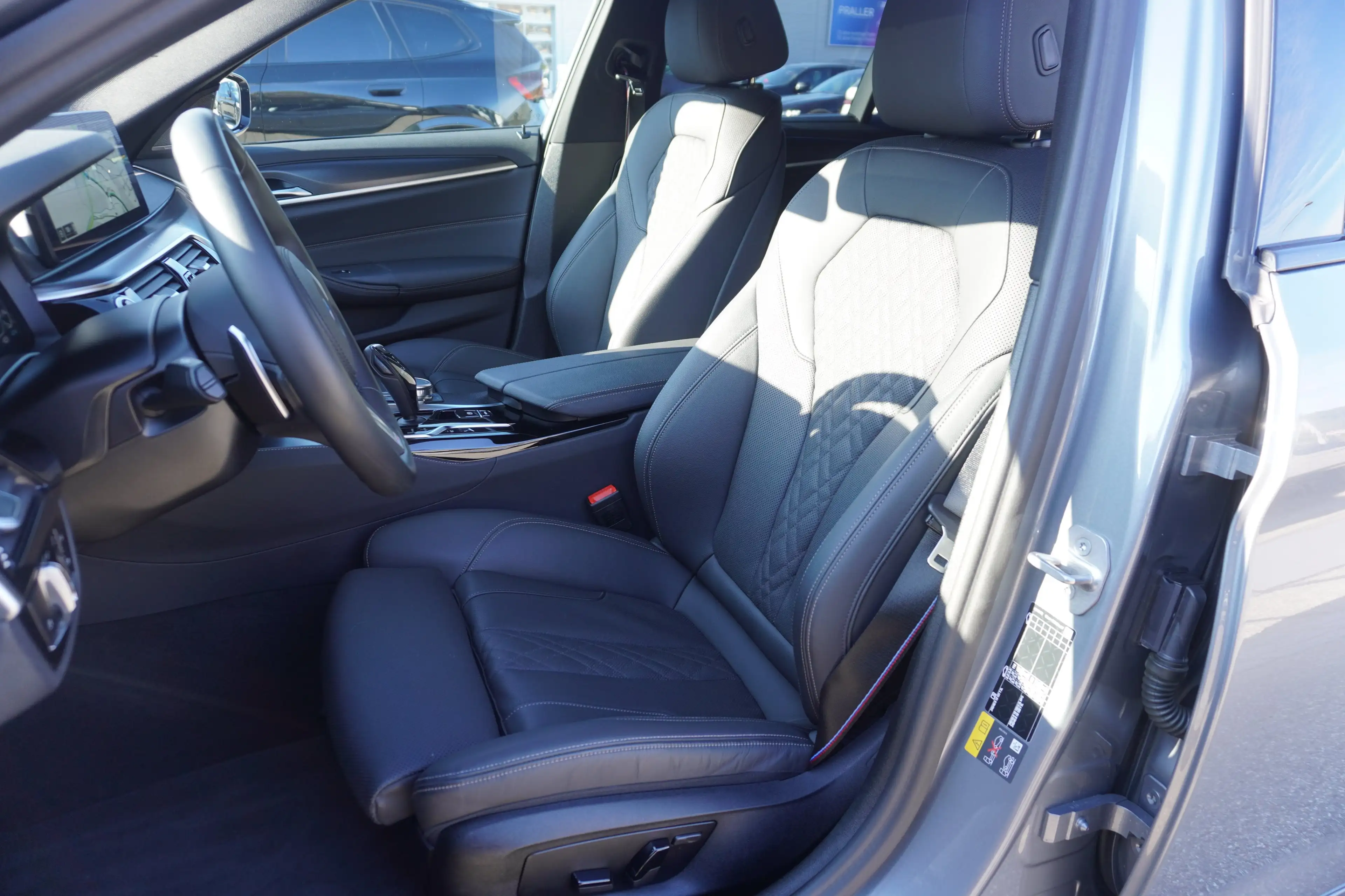 BMW 530 e xDrive Touring — photo 10