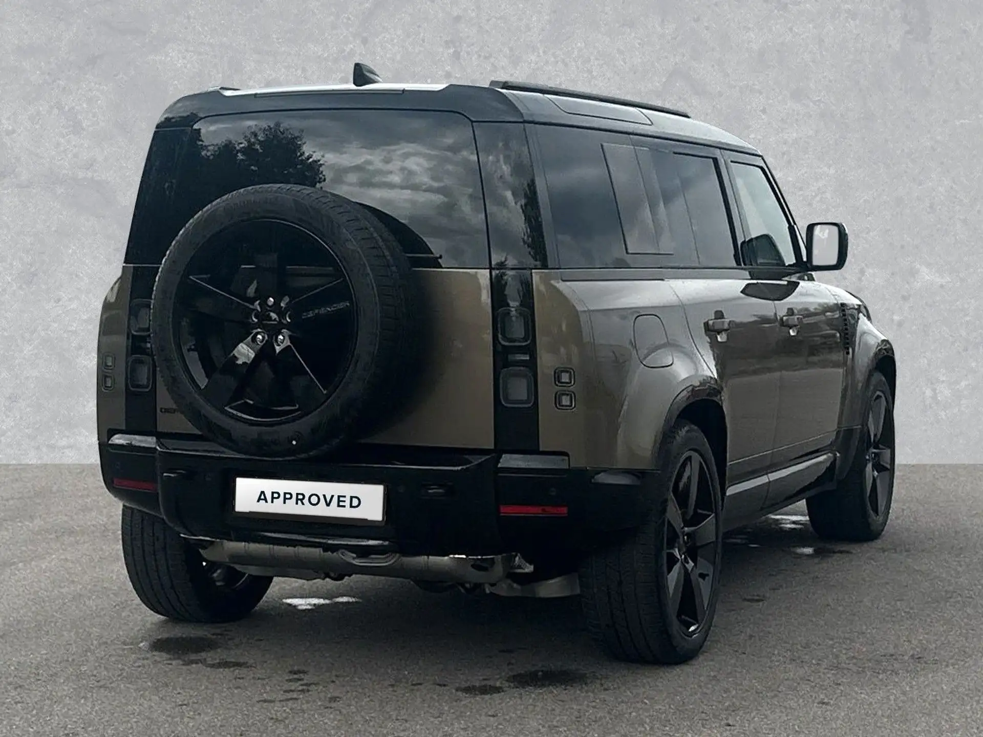 Land Rover Defender P300e 2026 실버 사진 2