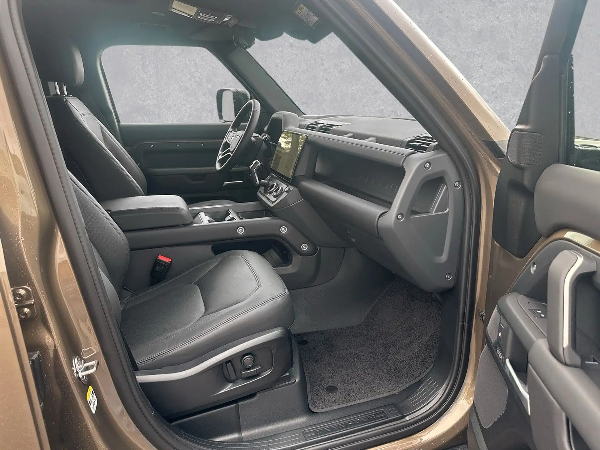 Land Rover Defender P300e 2026 실버 사진 7
