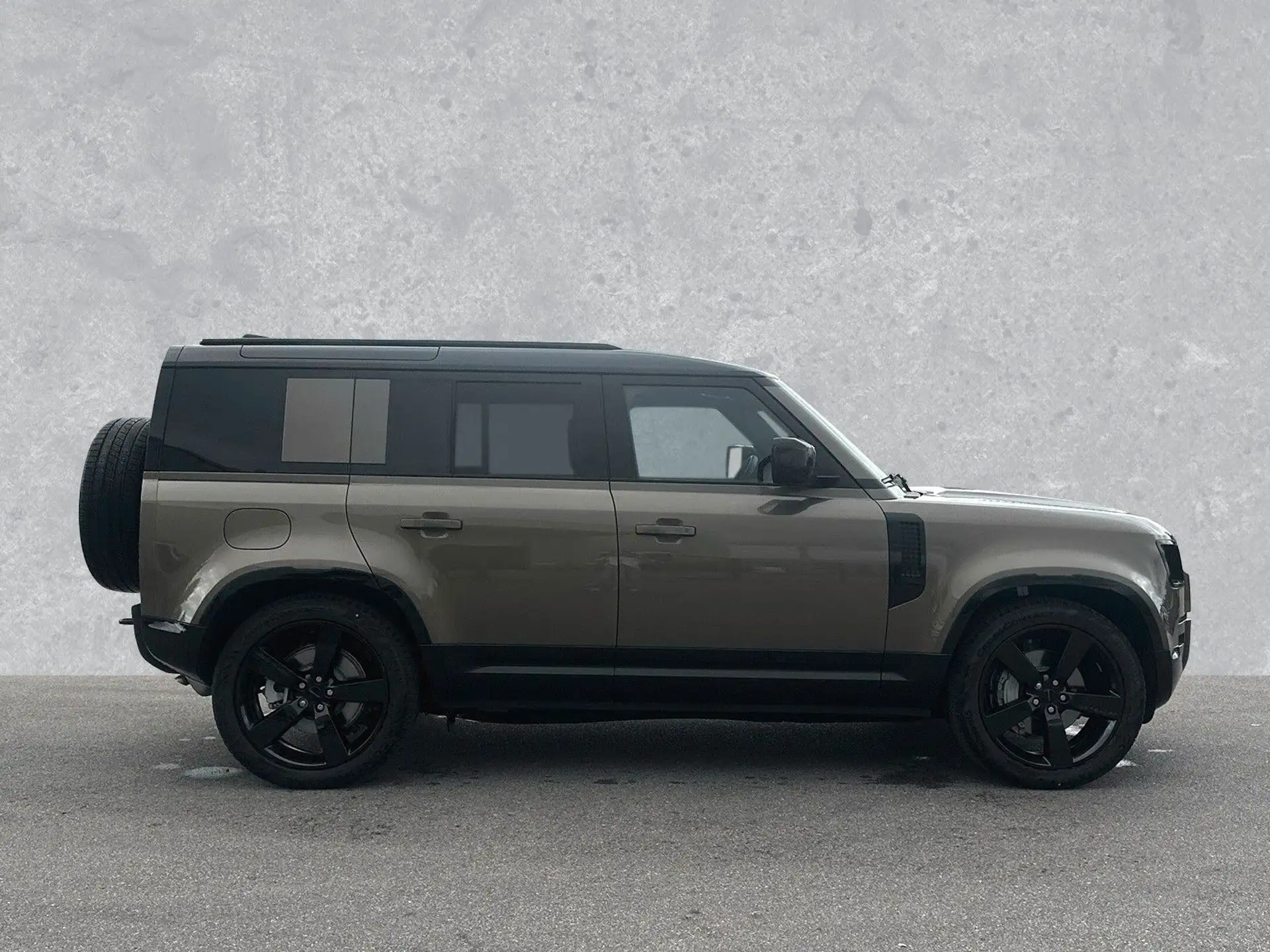 Land Rover Defender P300e 2026 실버 사진 3