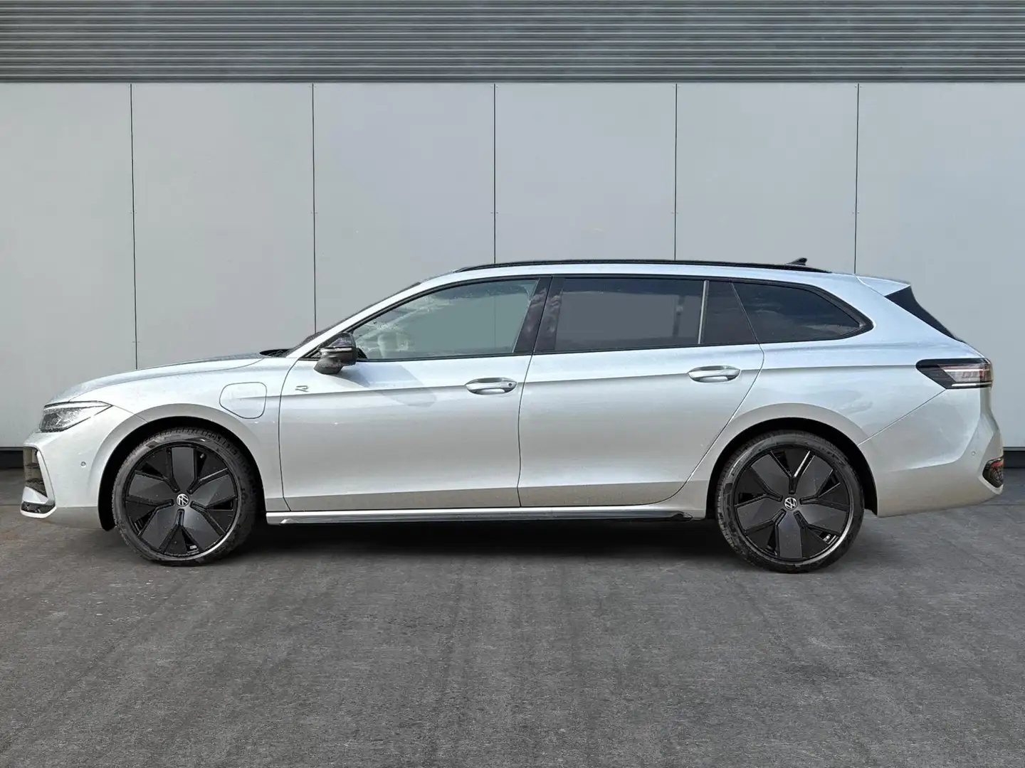 Volkswagen Passat Variant R-Line Edition Plus LEDER+PANO+AHK+MATRIX+eHK+3... Silber - 2