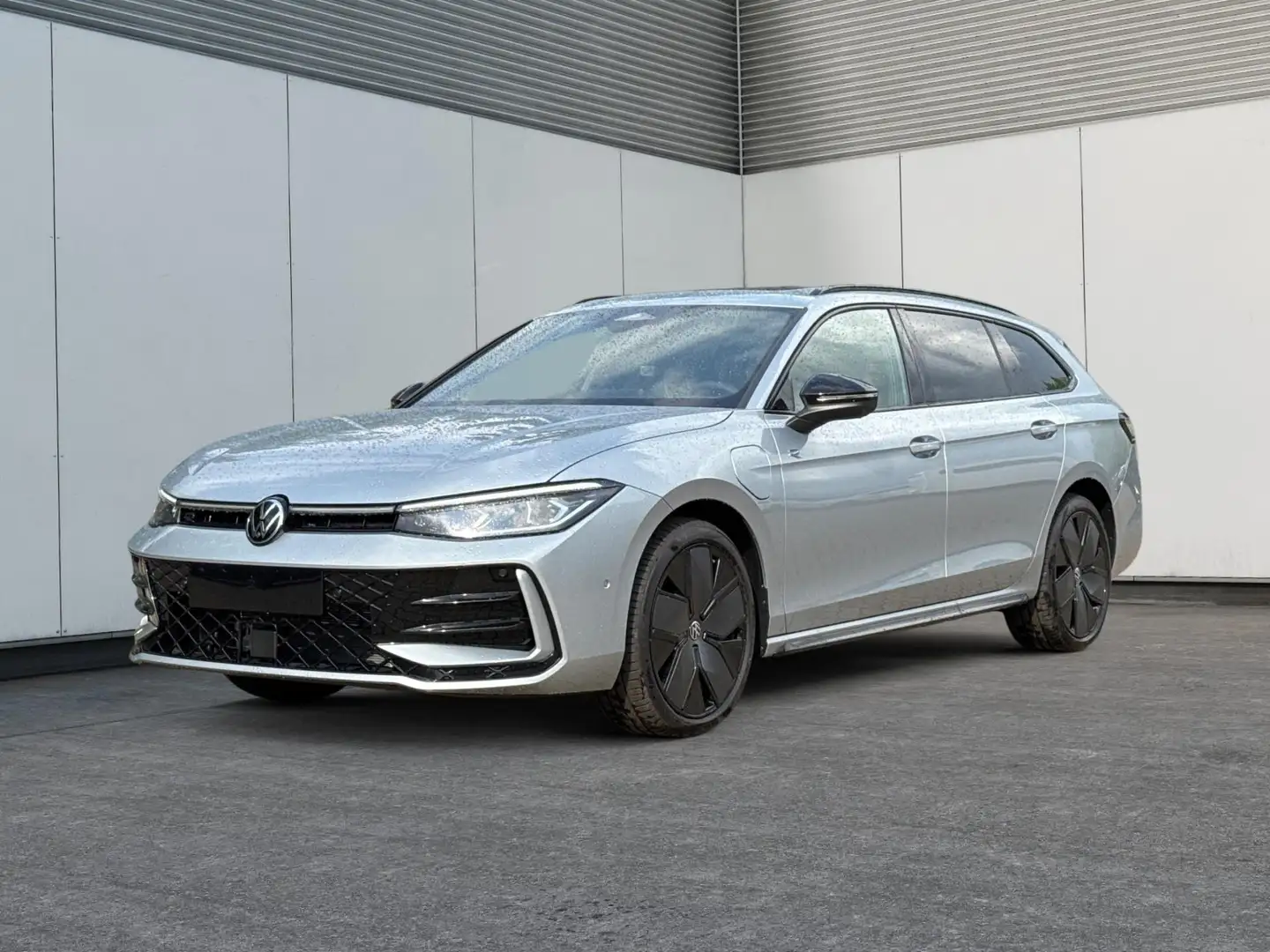 Volkswagen Passat Variant R-Line Edition Plus LEDER+PANO+AHK+MATRIX+eHK+3... Silber - 1