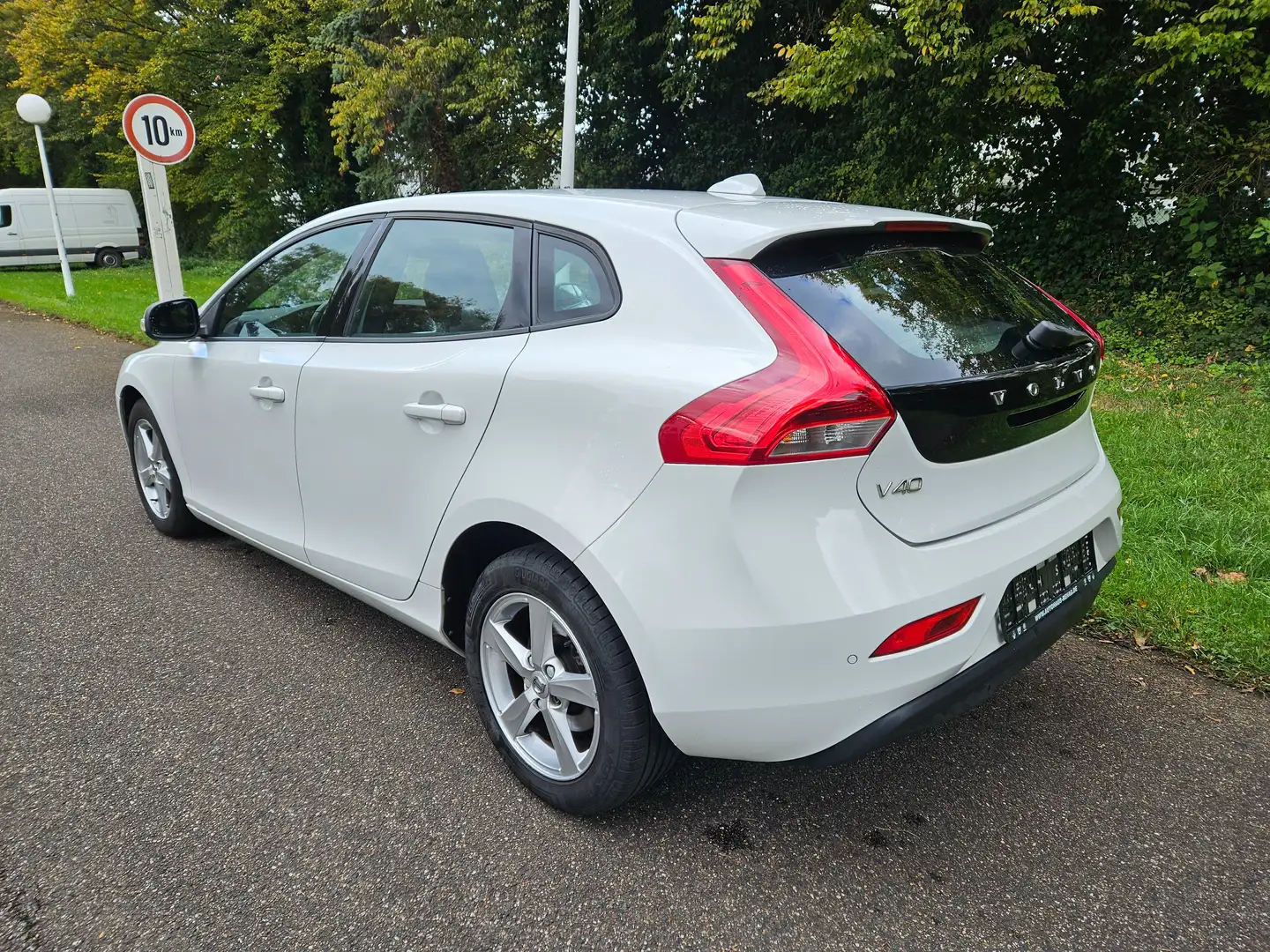 Volvo V40 Euro 6 Navi Klima SHZG Scheckheft Tempomat COC Weiß - 2