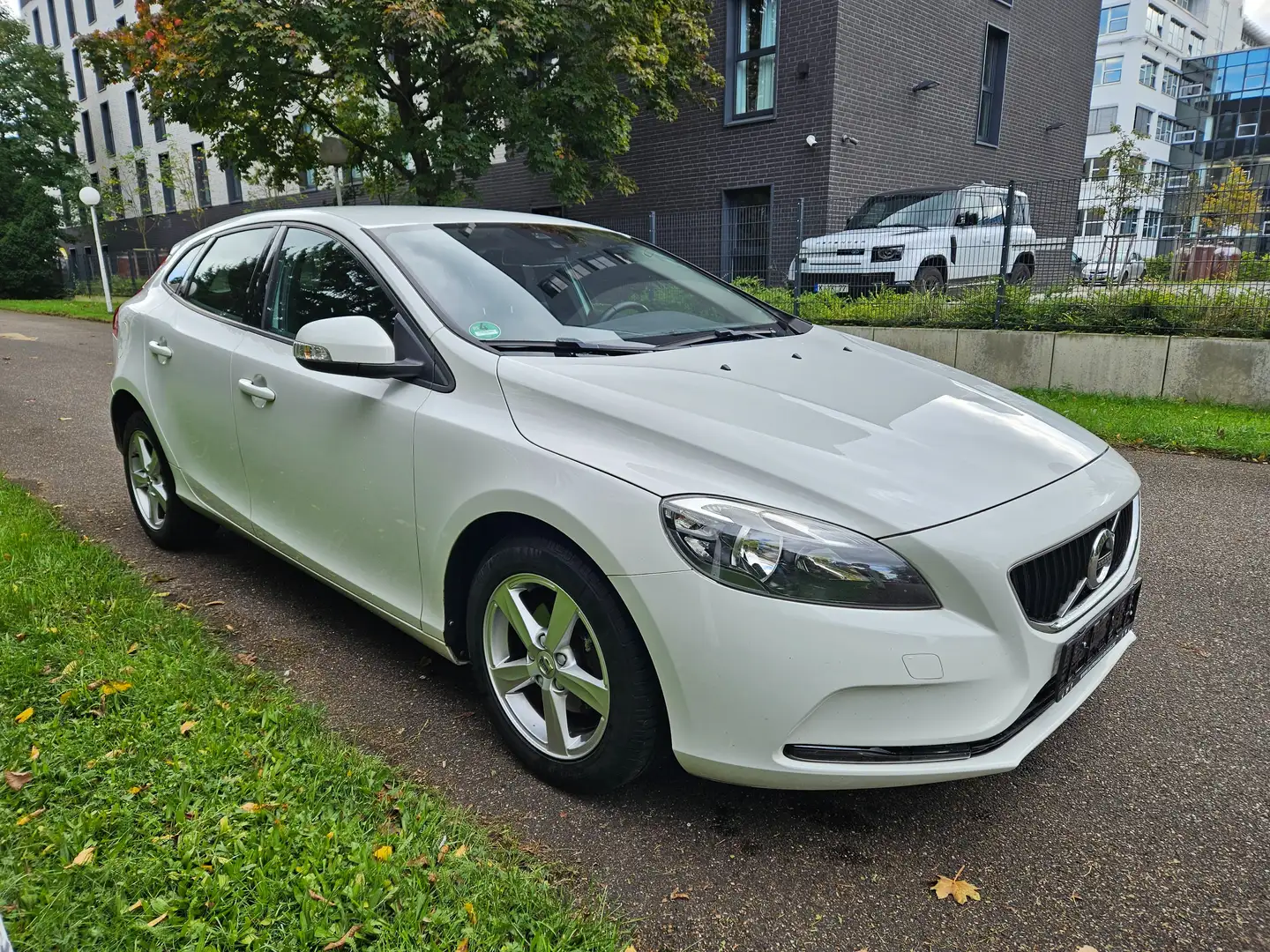 Volvo V40 Euro 6 Navi Klima SHZG Scheckheft Tempomat COC Weiß - 1