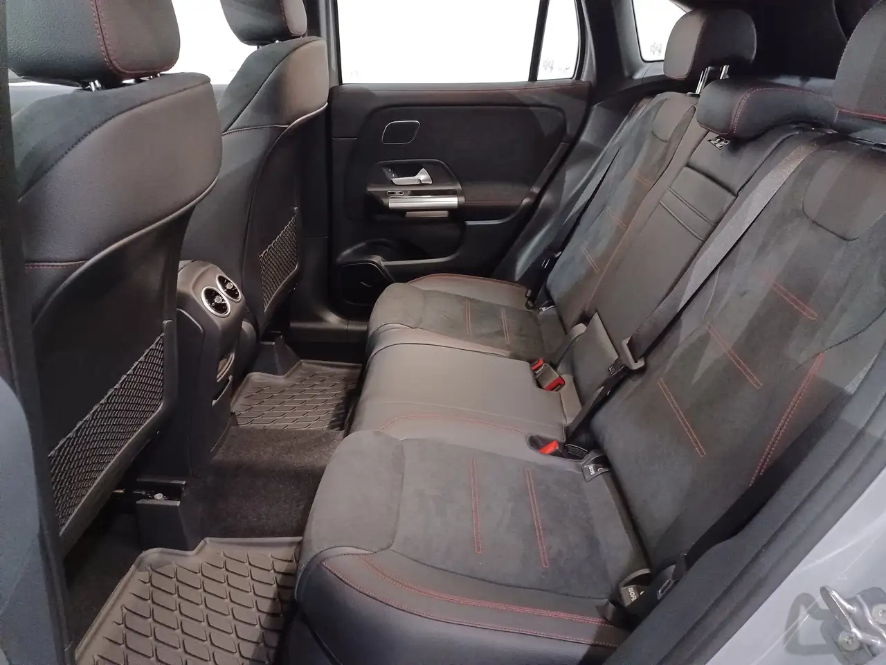 Mercedes-Benz GLA снимка Mercedes-Benz GLA