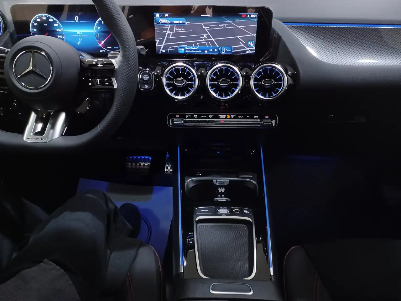 Mercedes-Benz GLA снимка Mercedes-Benz GLA