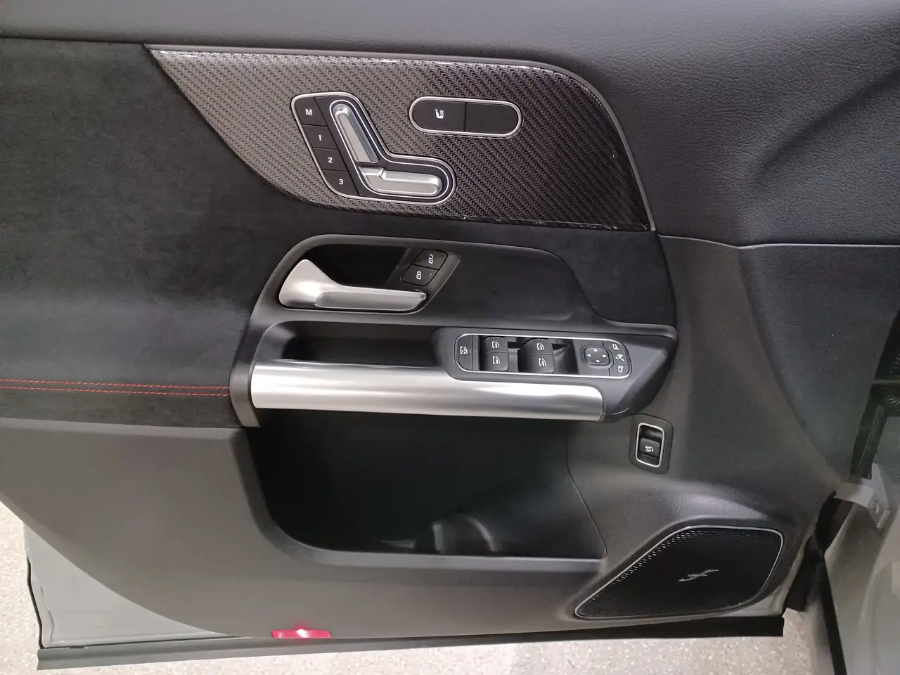 Mercedes-Benz GLA снимка Mercedes-Benz GLA