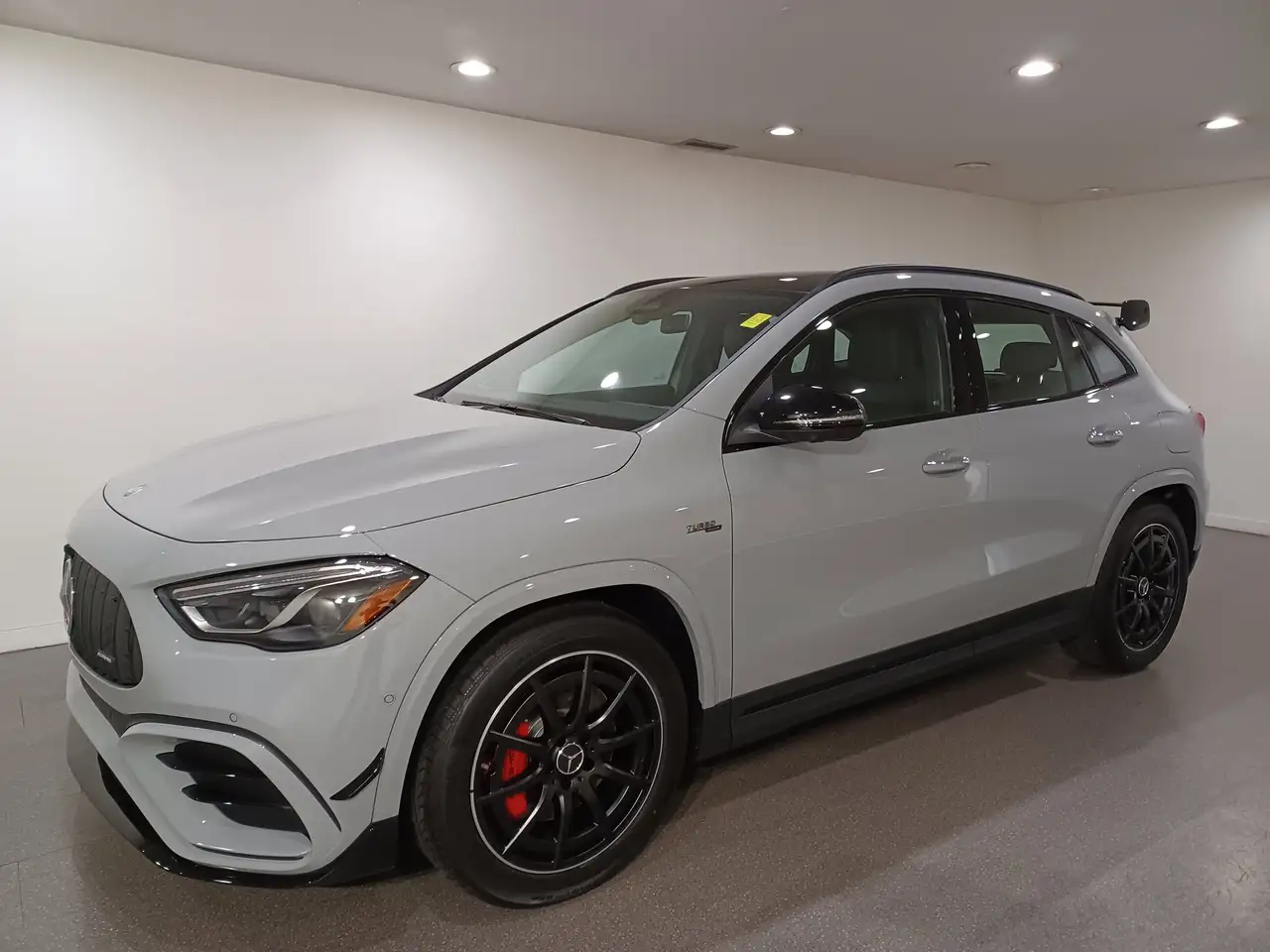 Mercedes-Benz GLA снимка Mercedes-Benz GLA